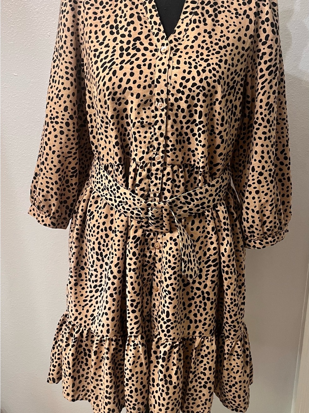 crown & ivy Tan and Black Speckled Tiered Button-Front Midi Dress with Belt